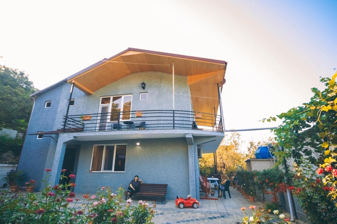 Makos Guest House Kutaisi Bagian luar foto