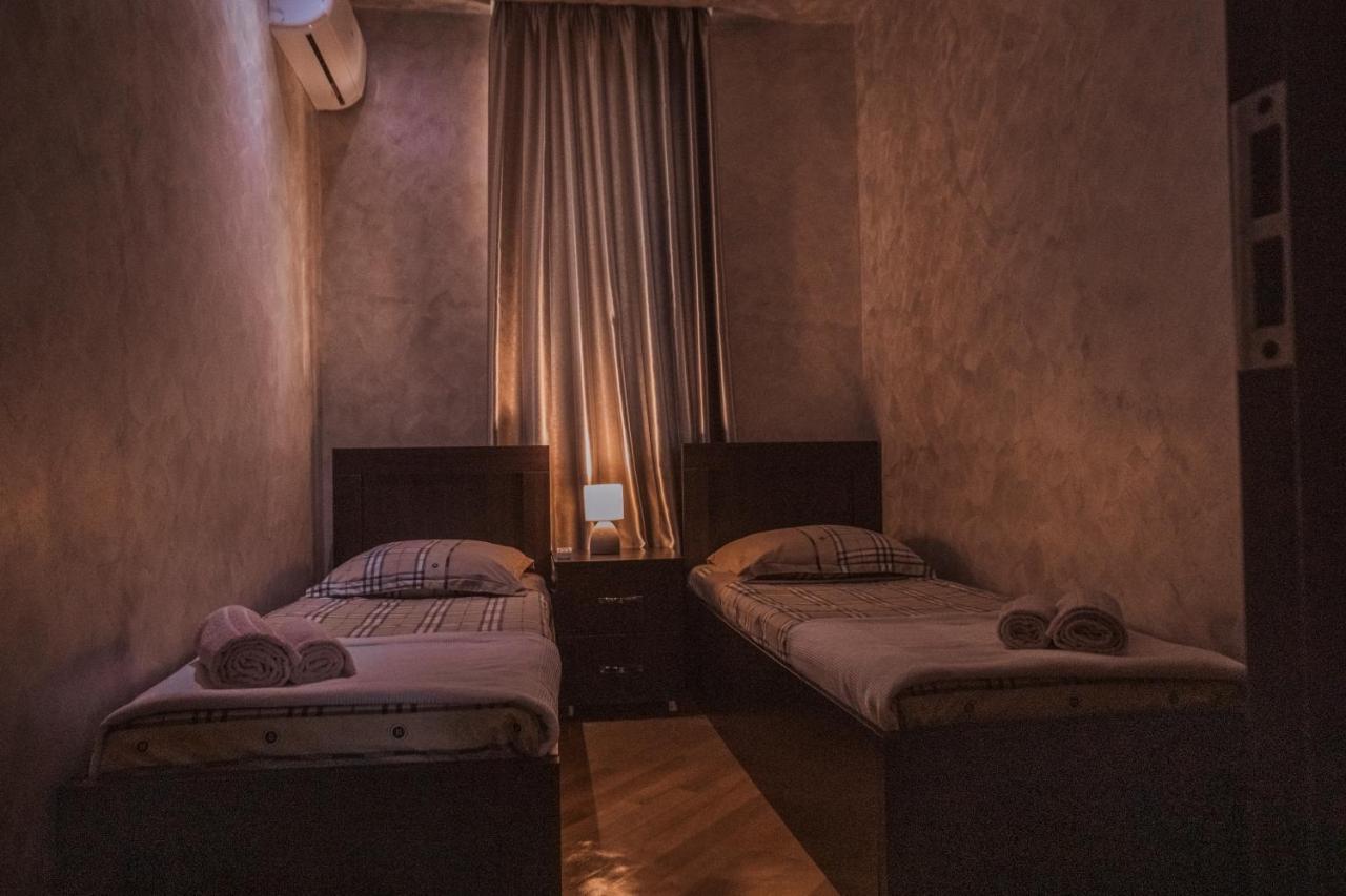 Makos Guest House Kutaisi Bagian luar foto