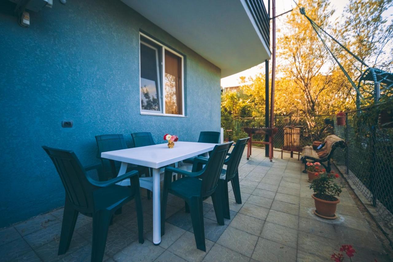 Makos Guest House Kutaisi Bagian luar foto