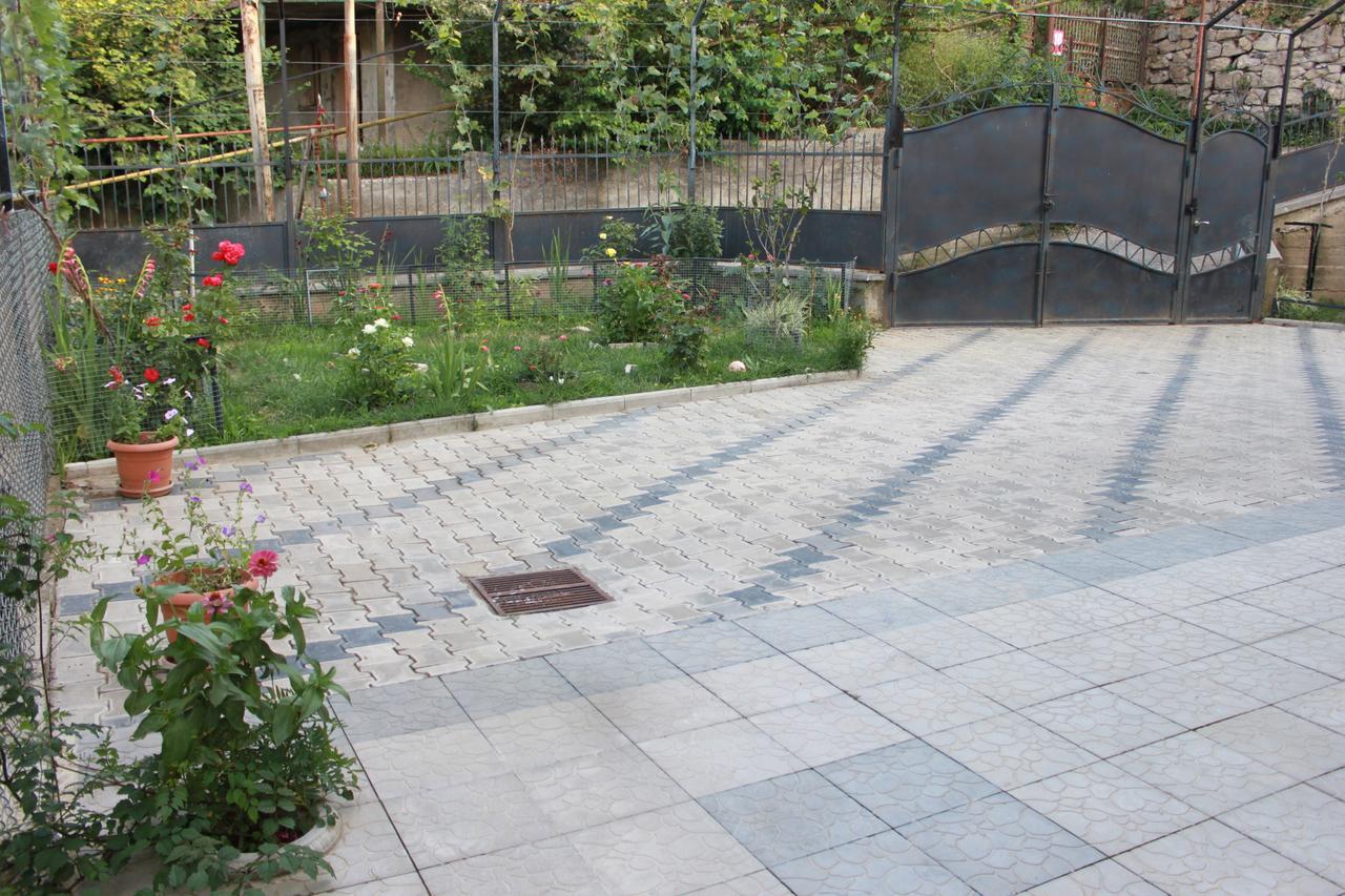Makos Guest House Kutaisi Bagian luar foto