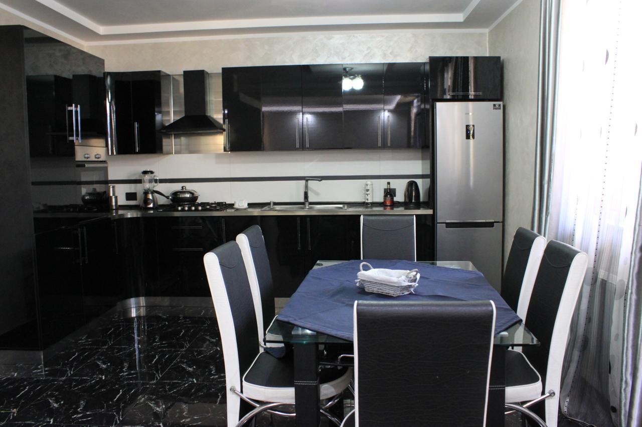 Makos Guest House Kutaisi Bagian luar foto