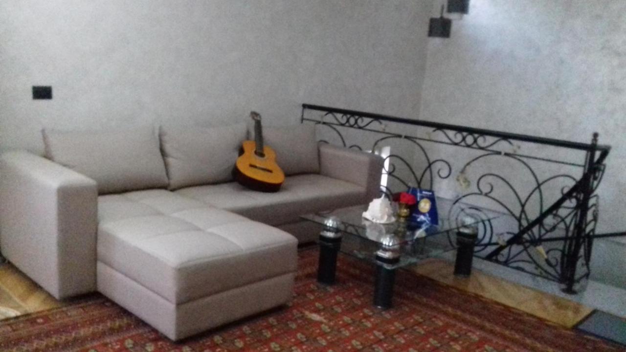 Makos Guest House Kutaisi Bagian luar foto