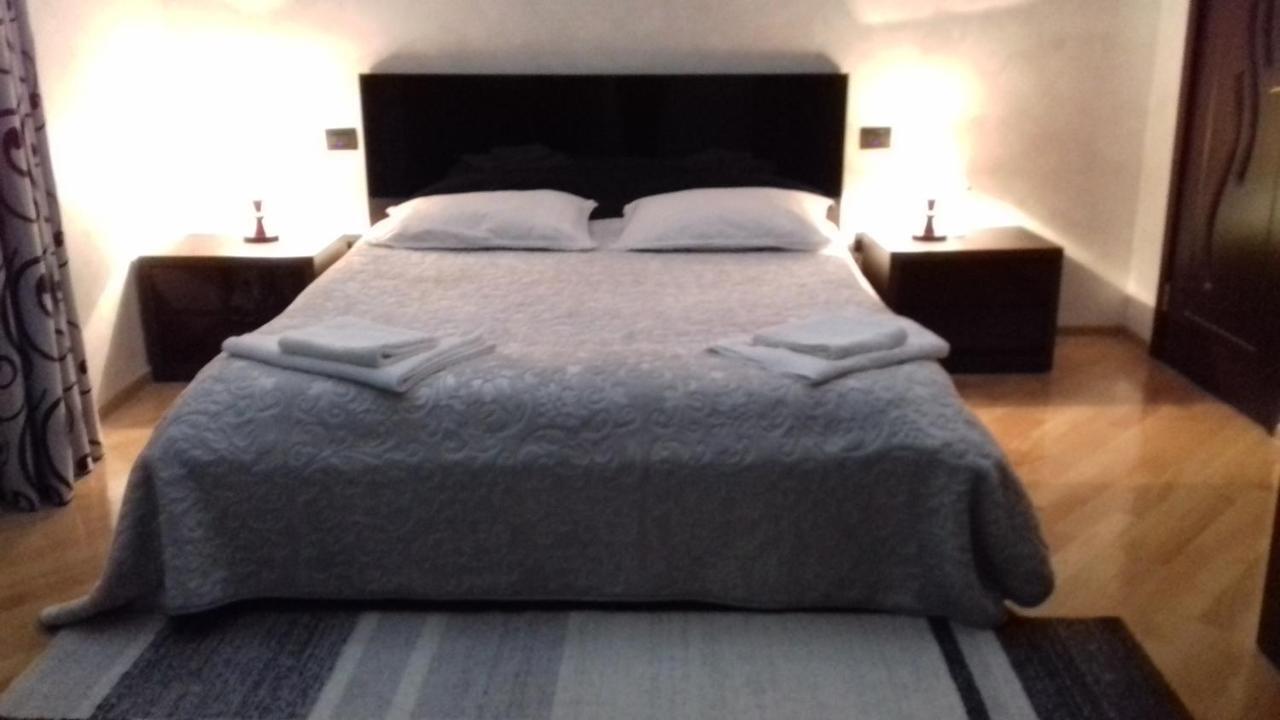Makos Guest House Kutaisi Bagian luar foto